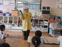 栄養士さんが皮むきについて話している様子の写真