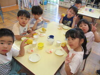 トウモロコシをおやつで食べている様子の写真