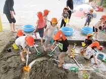 4歳児くま組が泥んこ遊びをしている様子