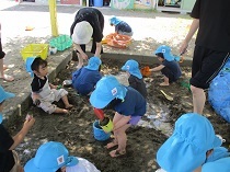 3歳児うさぎ組が泥んこ遊びをしている様子