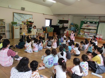 デモンストレーションで栄養士の先生がカレーを作る様子を見ている子どもたちの写真