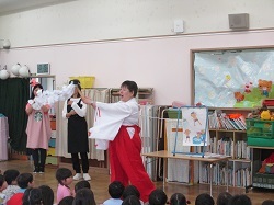 プール開きで安全祈願をする園長先生