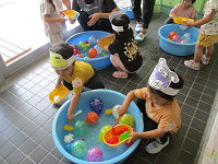 写真：子ども達がヨーヨーをすくっている様子