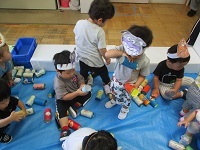 写真：1歳児が缶釣りを楽しんでいる様子