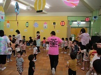 写真：ホールにて全クラスで盆踊りを踊っている様子