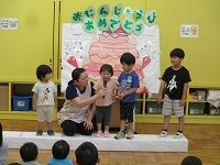 写真：誕生児が前に出てインタビューを受けている様子