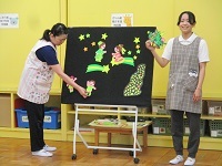 写真：職員が七夕のパネルシアターを演じている様子