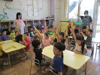 写真：5歳児がとうもろこしをむき終わって喜んでいる様子