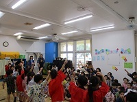写真：ホールで集合　夏まつりスタート！