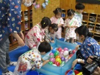 写真：夏まつり　ヨーヨーすくい