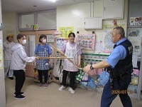 写真：防犯教室　さすまた訓練