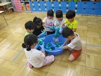 写真：Tシャツ染め　輪ゴム外し