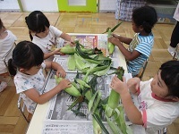 写真：とうもろこしの皮むき　4歳児