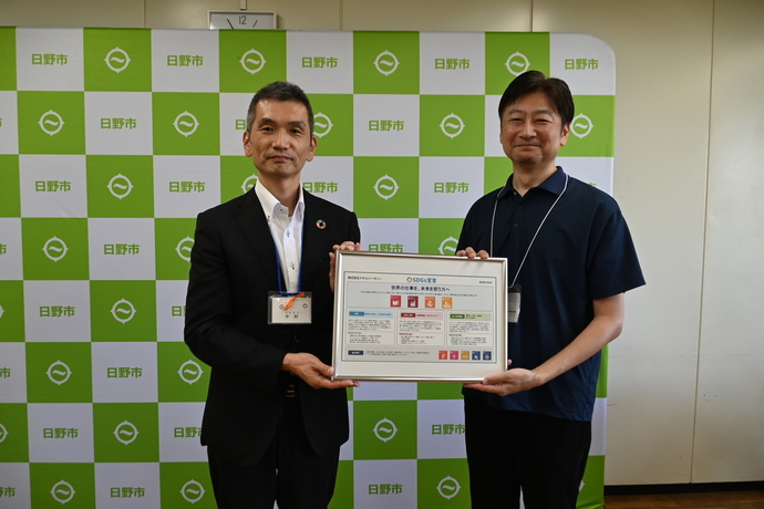 写真：宣言パネル贈呈（株式会社スキルハーモニー）