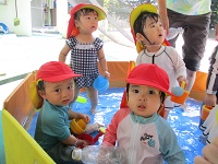 1歳児の水遊びの様子の写真
