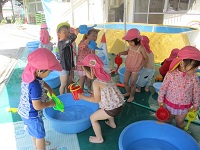 水遊びをしている様子の写真