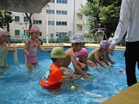水遊びの様子の写真