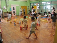 写真：幼児クラスが合同でホールで体を使って遊んでいる様子