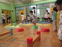 写真：幼児クラスがホールで体幹あそびをしている様子