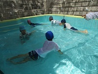 写真:5歳児がワニ泳ぎをしている様子