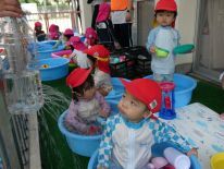 1歳児の水遊びの様子