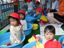 1歳児の水遊びの様子2