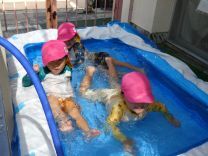 2歳児の水遊びの様子