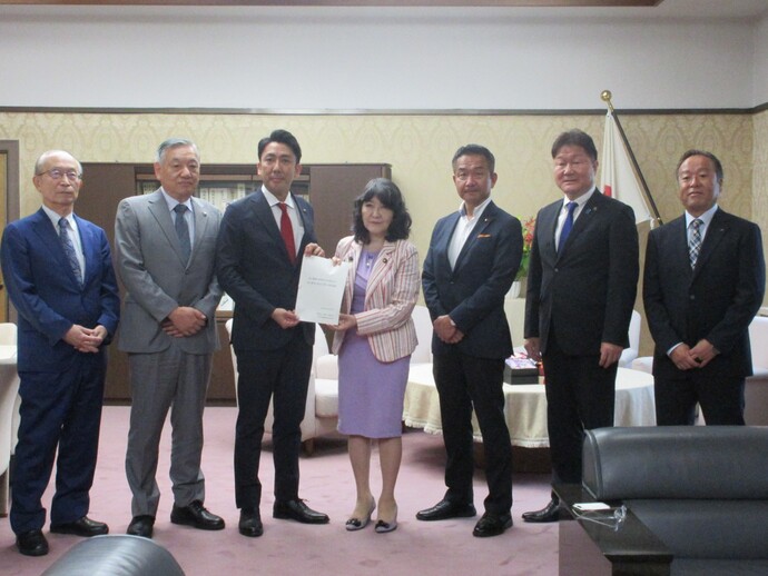 写真：財務省で並んでいる様子