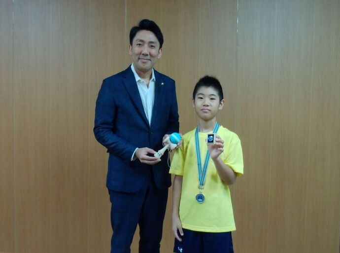 左から:古賀市長、庄司さん