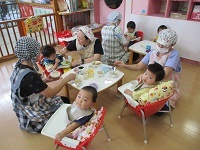 写真：0歳児が給食を食べている様子