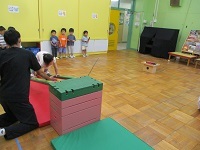 写真：3歳児が運動会の練習をしている様子