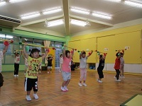 写真：4歳児が運動会の練習をしている様子