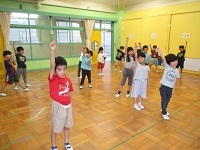 写真：5歳児が運動会の練習をしている様子