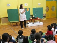 写真：職員が前でクイズをしている様子