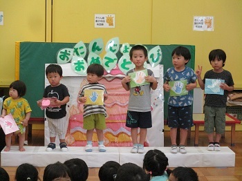 写真：カードを持って並んでいる誕生児の集合写真