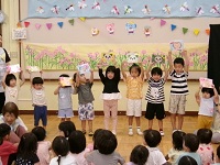 誕生カードをもらって喜ぶ子供の様子の写真