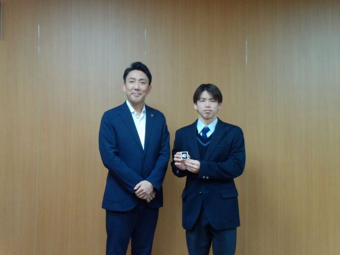 左から:古賀市長、川嶌さん