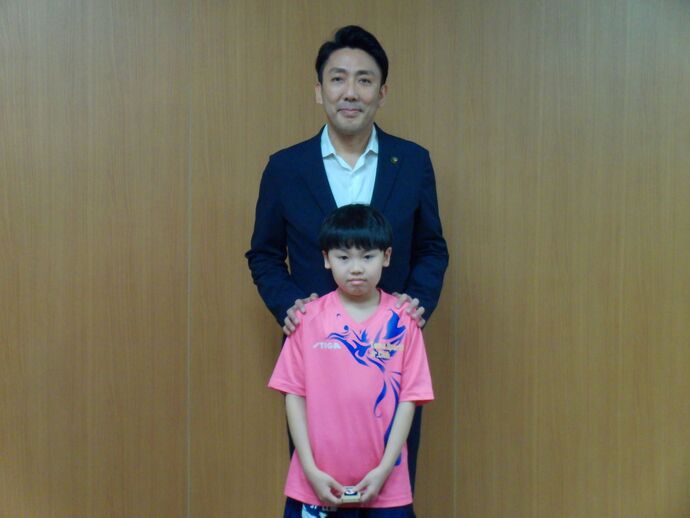 上から、古賀市長、中村さん