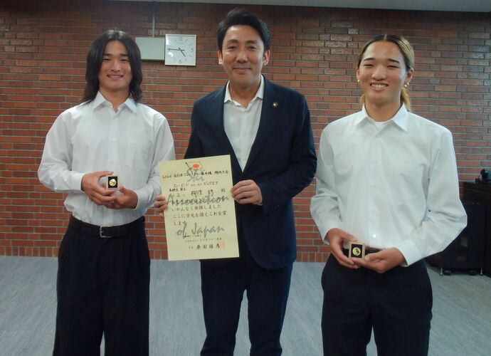 左から:柳原 詩さん、古賀市長、柳原 凛来さん