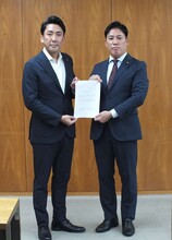 写真：市長へ申し入れの様子